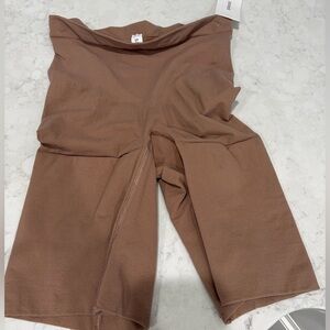 Spanx mid thigh shorts shape-wear - L - NWT
